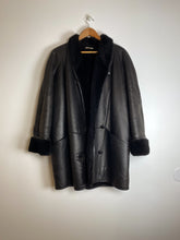 将图片加载到图库查看器，Cocoon leather coat
