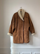 Charger l&#39;image dans la galerie, Vintage sheepskin coat
