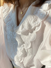 Charger l&#39;image dans la galerie, Vintage tyrol white blouse
