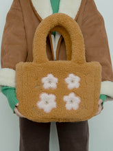 Charger l&#39;image dans la galerie, Handmade shearling tote
