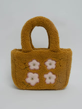 Charger l&#39;image dans la galerie, Handmade shearling tote
