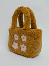 Charger l&#39;image dans la galerie, Handmade shearling tote
